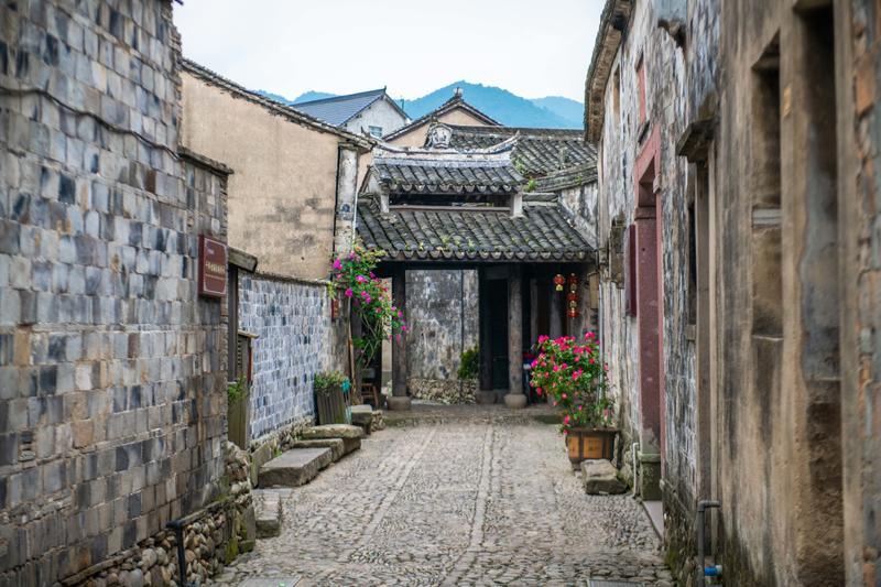在新医师法中关于执业助理医师单独执业在乡镇上的个体医疗卫生机构中是否合规？
